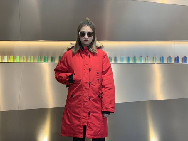 Canada Gooes 12款 : 红色 女款 中端级: 貉毛 600狼毛 工厂p直供:供应全球代购.微商.实体.天猫.高端档口以及工作室合作，可免费代发！