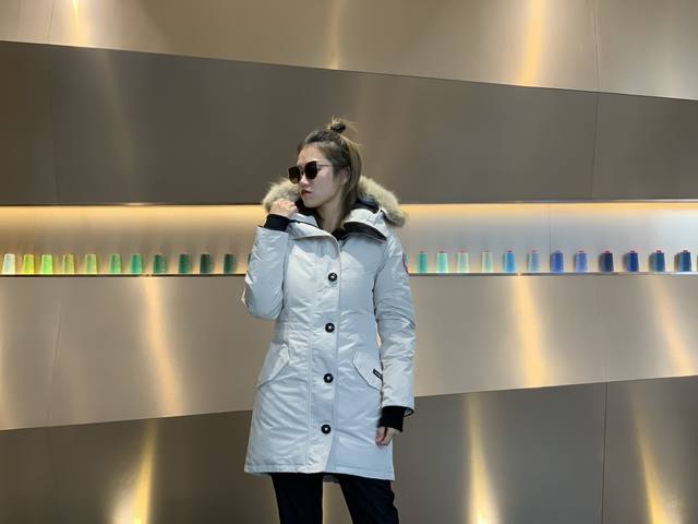 Canada Gooes 11款 : 米白色 女款 高端级: 狼毛 工厂p直供:供应全球代购.微商.实体.天猫.高端档口以及工作室合作，可免费代发！ 加拿大鹅R