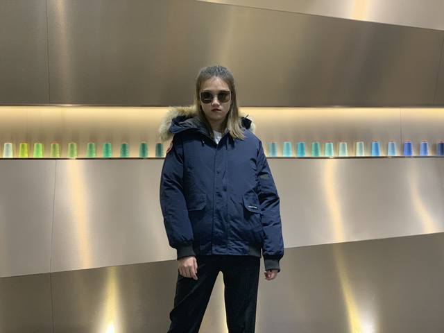 Canada Gooes 01款 : 藏兰色 男女款 中端级: 貉毛 570狼毛 工厂p直供:供应全球代购.微商.实体.天猫.高端档口以及工作室合作，可免费代发