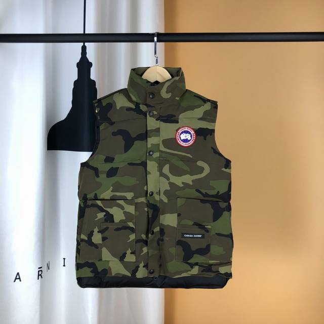 情侣款 颜色: 绿彩 可放档口 淘宝 实体 Canadagoose加拿大鹅 明星同款羽绒马甲 男女情侣款 秋冬季潮流搭配能手 卫衣.T恤.衬衫.随意穿搭都是满满