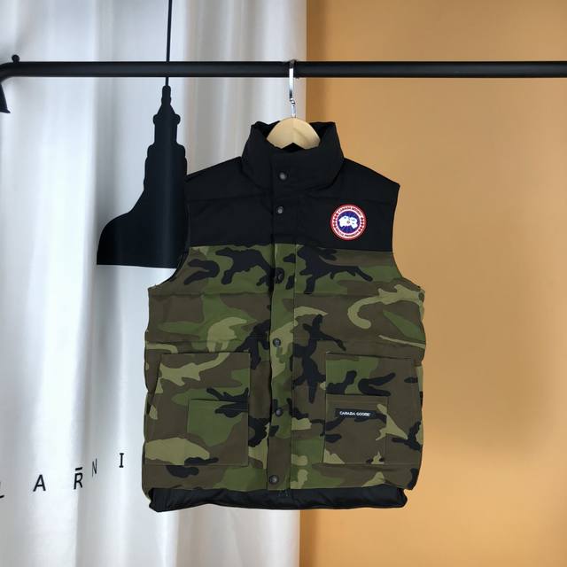 情侣款 颜色: 黑绿彩 可放档口 淘宝 实体 Canadagoose加拿大鹅 明星同款羽绒马甲 男女情侣款 秋冬季潮流搭配能手 卫衣.T恤.衬衫.随意穿搭都是满