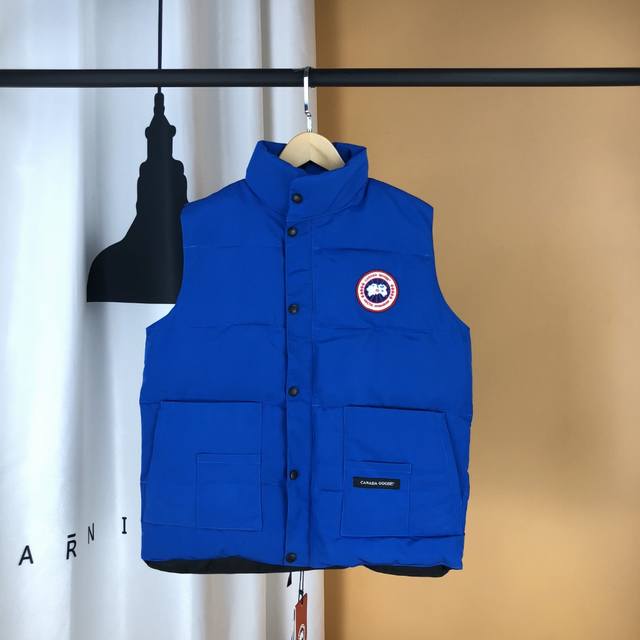 情侣款 颜色: 天蓝 可放档口 淘宝 实体 Canadagoose加拿大鹅 明星同款羽绒马甲 男女情侣款 秋冬季潮流搭配能手 卫衣.T恤.衬衫.随意穿搭都是满满