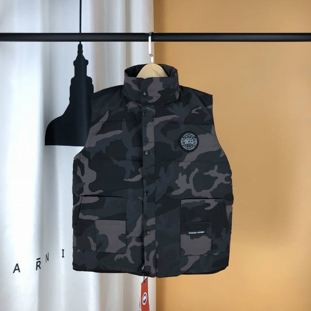 情侣款 颜色: 黑标彩 可放档口 淘宝 实体 Canadagoose加拿大鹅 明星同款羽绒马甲 男女情侣款 秋冬季潮流搭配能手 卫衣.T恤.衬衫.随意穿搭都是满