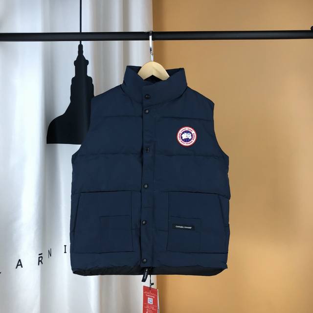 情侣款 颜色: 深兰 可放档口 淘宝 实体 Canadagoose加拿大鹅 明星同款羽绒马甲 男女情侣款 秋冬季潮流搭配能手 卫衣.T恤.衬衫.随意穿搭都是满满