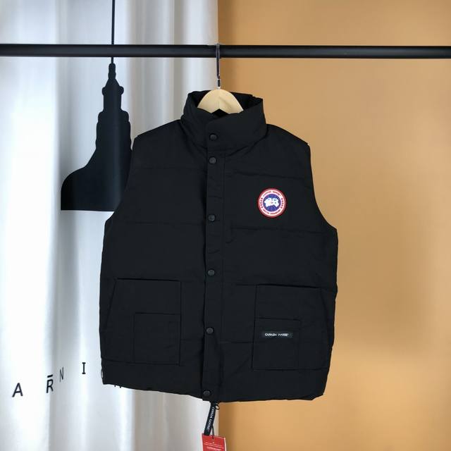 情侣款 颜色: 黑色 可放档口 淘宝 实体 Canadagoose加拿大鹅 明星同款羽绒马甲 男女情侣款 秋冬季潮流搭配能手 卫衣.T恤.衬衫.随意穿搭都是满满