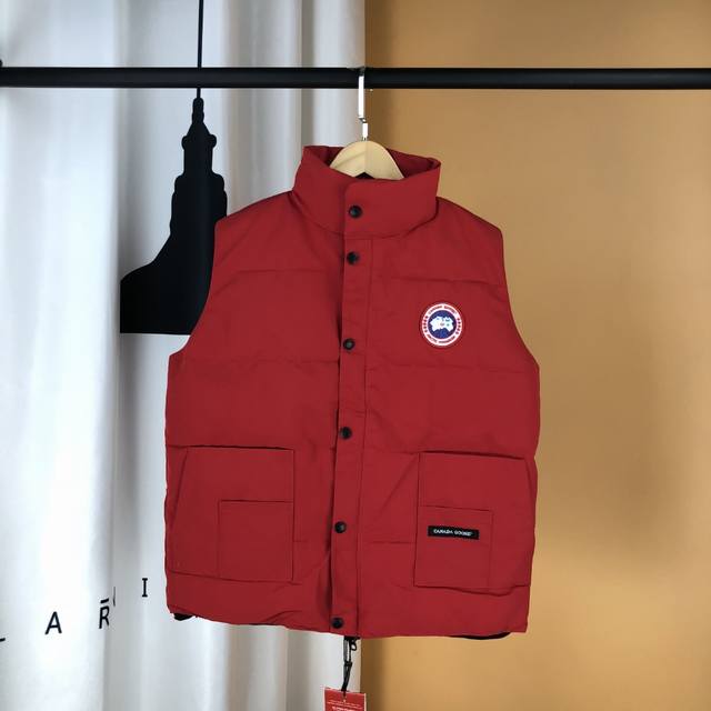 情侣款 颜色: 红色 可放档口 淘宝 实体 Canadagoose加拿大鹅 明星同款羽绒马甲 男女情侣款 秋冬季潮流搭配能手 卫衣.T恤.衬衫.随意穿搭都是满满
