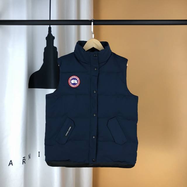 女款 颜色: 深兰 可放档口 淘宝 实体 Canadagoose加拿大鹅 明星同款羽绒马甲 女款 秋冬季潮流搭配能手 卫衣.T恤.衬衫.随意穿搭都是满满的时尚感