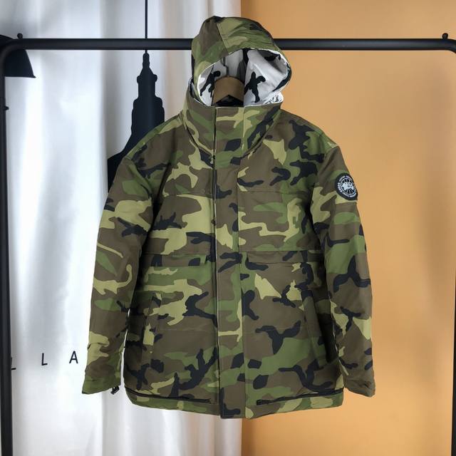 无毛领: 款式: 双面迷彩 可放档口 淘宝 实体 Canadagoose加拿大鹅，最高版本 独家沙漠迷彩背包带 包装，带吊牌，官方二维码，防伪水洗标！不入手会后