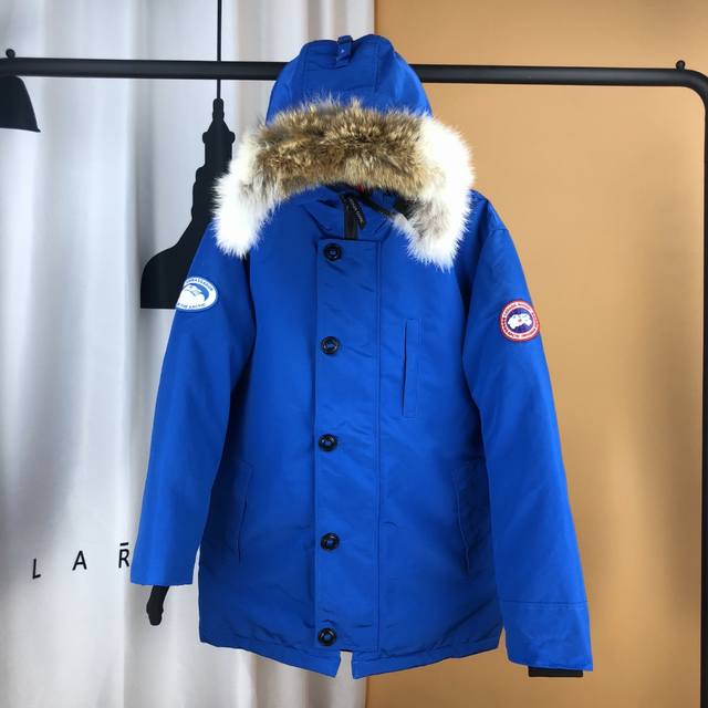 狼毛 450 款式: 06款 颜色: 天蓝色 可放档口 淘宝 实体 Canadagoose加拿大鹅 明星同款，男女款，领口部分有防寒绒布 紧贴头颈 舒适又保暖