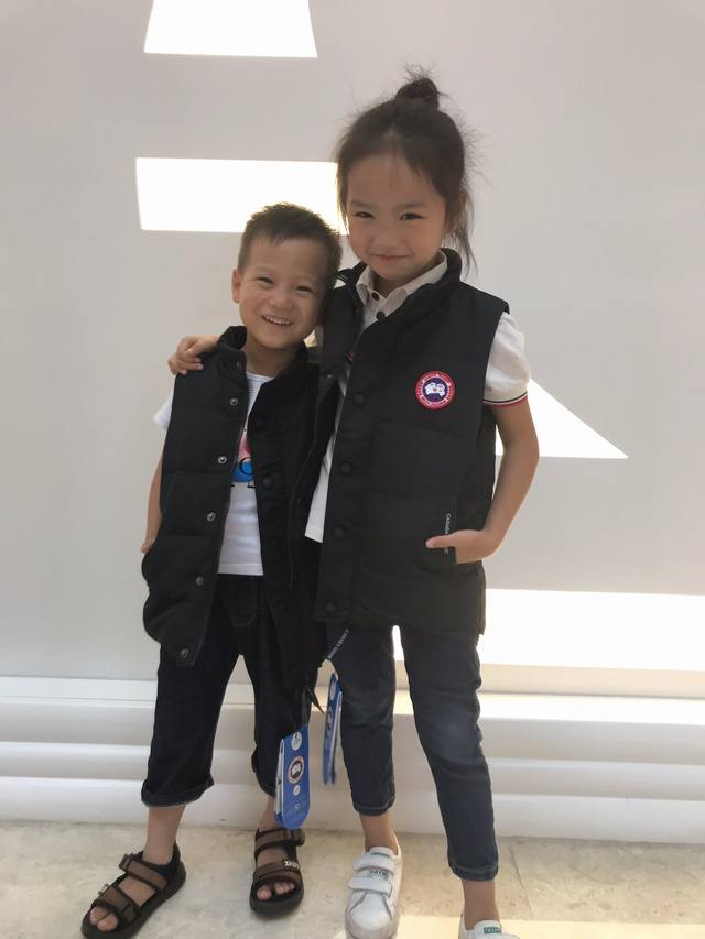 大鹅童装马甲 实拍图 p价： 本地拿货 款式: 鹅牌儿童连帽毛领羽绒服 材料：90达标绒，3层面料，不掉色，不钻绒 颜色：黑色 尺码：110Cm-150Cm 单