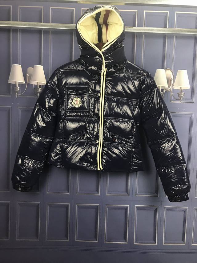 p价: 放店价180 支持淘宝 微商 实体 款式：蒙口2003 女士羽绒服 材料:90达标绒，.3层面料，不钻绒， 颜色：深蓝色 尺码:1 6码