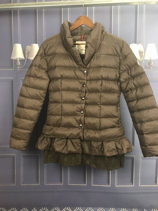 p价: 放店价280 支持淘宝 微商 实体 款式：蒙口2065 女士羽绒服 材料:90达标绒，.3层面料，不钻绒， 颜色：咖啡色 尺码:1 6码