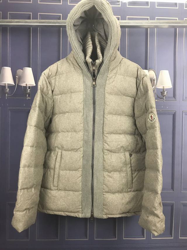 p价: 放店价280 支持淘宝 微商 实体 款式：蒙口2053 男士连帽羽绒服 材料:90达标绒，毛呢面料.3层面料，不钻绒， 颜色：灰色 尺码:1 6码