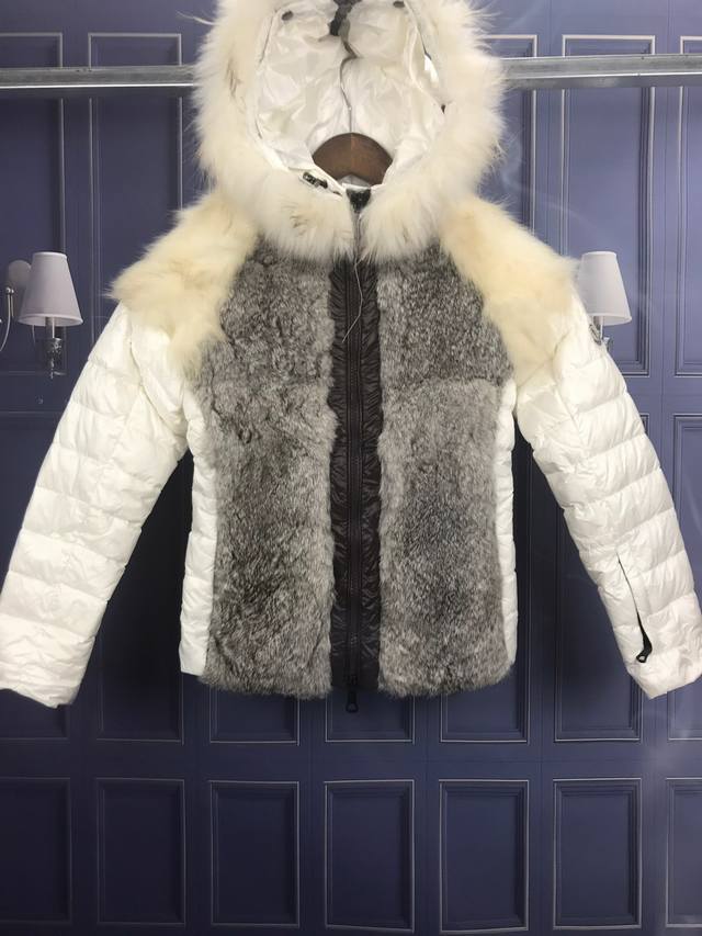 p价: 放店价280 支持淘宝 微商 实体 款式：蒙口2056 貂毛羽绒服 材料:90达标绒，3层面料，不褪皮，不掉色，不钻绒， 颜色：白灰色 尺码:1 6码