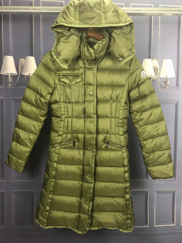 p价: 放店价350 支持淘宝 微商 实体 款式：蒙口2063 马甲 女款 材料:90达标绒，3层面料，不褪皮，不掉色，不钻绒， 颜色：绿色 尺码:1 6码