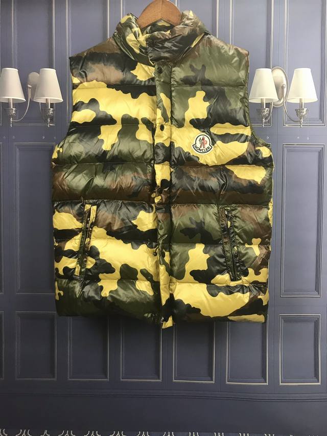 p价: 放店价170 支持淘宝 微商 实体 款式：蒙口2033 马甲 男款 材料:90达标绒，3层面料，不褪皮，不掉色，不钻绒， 颜色：迷彩 尺码:1 6码