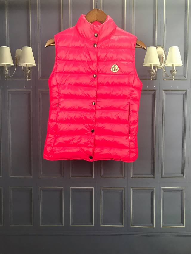 p价: 放店70 支持淘宝 微商 实体 款式：蒙口2055 马甲 女款 材料:90达标绒，3层面料，不褪皮，不掉色，不钻绒， 颜色：红色 尺码:1 6码