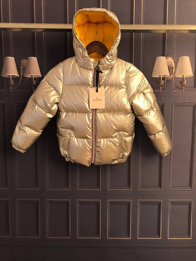 p价: 放店价230 支持淘宝 微商 实体 款式：蒙口儿童连帽羽绒服 材料:90达标绒，4层面料，不褪皮，不掉色，不钻绒， 颜色：银色， 尺码:110Cm-17