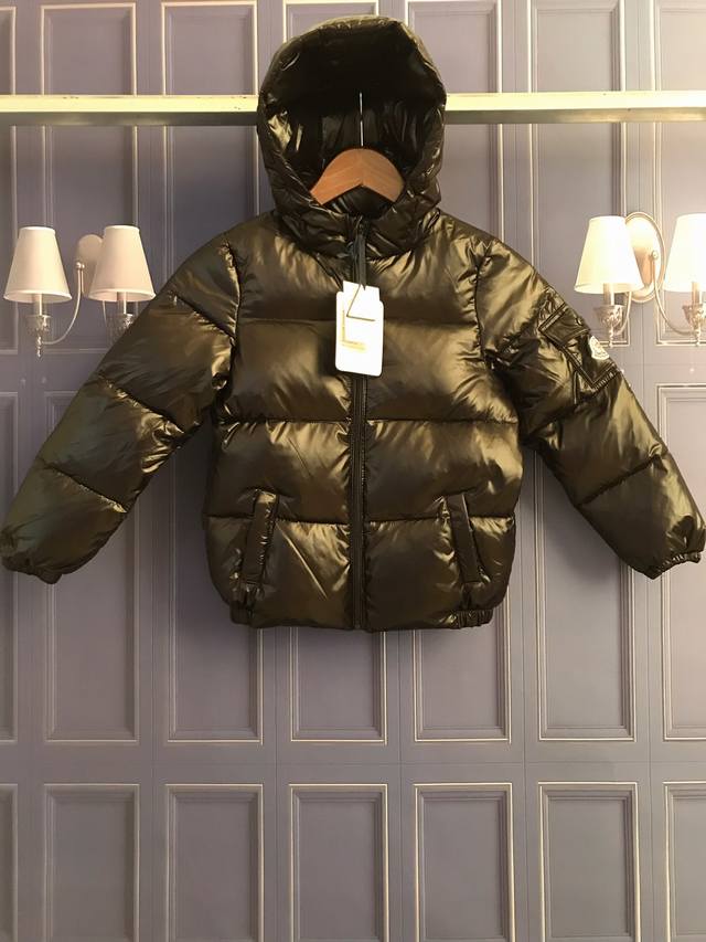 p价: 放店价230 支持淘宝 微商 实体 款式：蒙口儿童连帽羽绒服 材料:90达标绒，4层面料，不褪皮，不掉色，不钻绒， 颜色：黑色， 尺码:110Cm-17