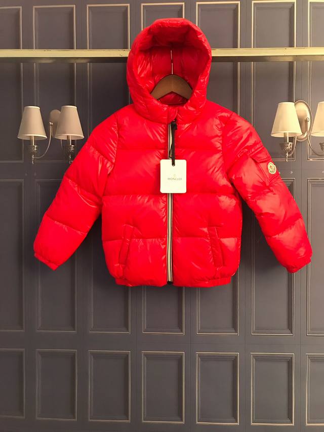 p价: 放店140 支持淘宝 微商 实体 款式：蒙口儿童连帽羽绒服 材料:90达标绒，4层面料，不褪皮，不掉色，不钻绒， 颜色：红色 尺码:110Cm-170C