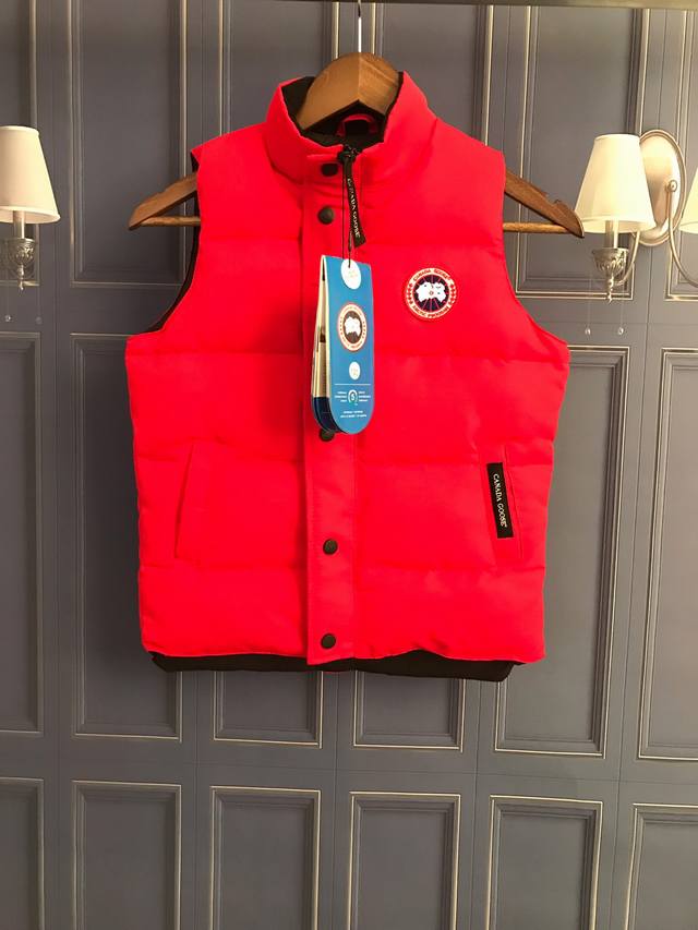 p价: p价180 支持淘宝 微商 实体 款式：鹅牌儿童马甲羽绒服 男女同穿 材料:90达标绒，3层面料，不褪皮，不掉色，不钻绒， 颜色：红色 尺码:110Cm