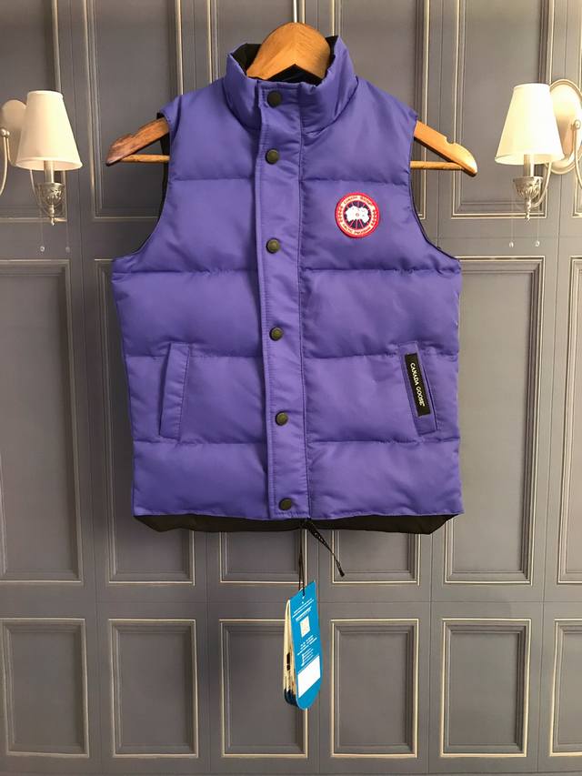 p价: 放店价180 支持淘宝 微商 实体 款式：鹅牌儿童马甲羽绒服 男女同穿 材料:90达标绒，3层面料，不褪皮，不掉色，不钻绒， 颜色：蓝色 尺码:110C