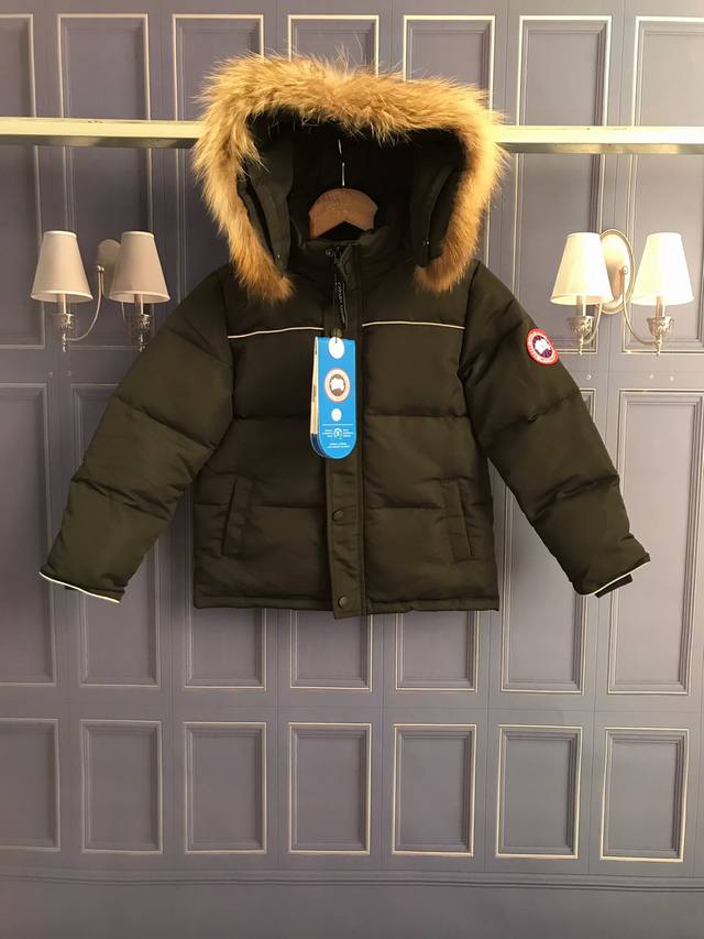 p价: 放店170 支持淘宝 微商 实体 款式：鹅牌儿童连帽羽绒服 男女同穿 材料:90达标绒，3层面料，不褪皮，不掉色，不钻绒， 颜色：黑色 尺码:110Cm