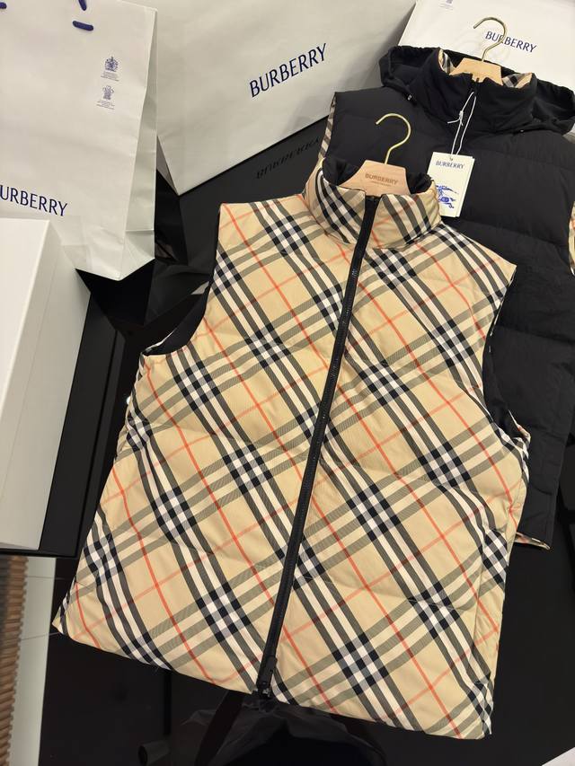 Bbr双面马甲 Burberry顶级高版本双面两穿格纹尼龙加垫背心羽绒服 Bur最火爆的斜纹羽绒服来袭！！！转图必卖款！火爆系列格纹羽绒驾到 ：采用常规宽松版型
