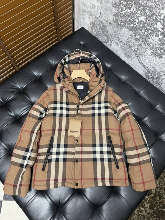 Bbr经典格子脱袖款 2025Bbr秋冬经典卡其格子，90鹅绒，超足充绒量，要潮也要暖！国标标配 定制五金 整件要超过20个五金配件 细节到位 袖子可拆卸 两穿