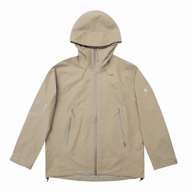 最高版 本 Kolonsport可隆新款硬壳压胶极简小标户外冲锋衣 -颜色：黑色 卡其 橙色 -尺码：Smlxl2Xl 这款设计简洁而极致通用，可提供高山环境所