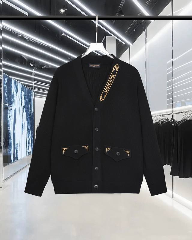 Louis Vuitton 路易威登 25Fw秋冬 王嘉尔同款V领双口袋提花Logo标识开衫毛衣羊毛衫 进口羊毛混纺面料 升级，灵感源自八十年代复古 原版面料