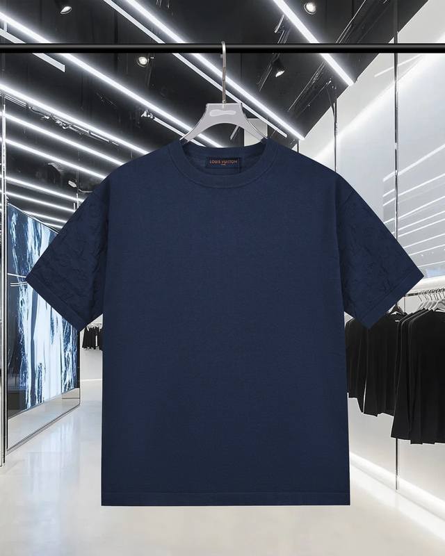 高品质原版开发 Louis Vuitton 路易威登 浮雕提花手袖Logo针织短袖 独家定制，原版面料 官方同款 圆领毛织T恤 定制手感非常舒服 2025Ss春