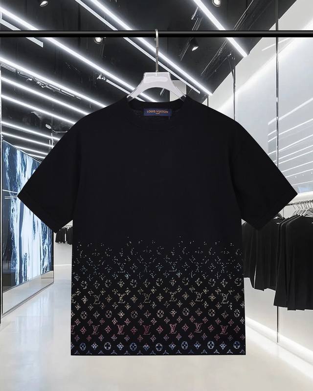 高品质原版开发 Louis Vuitton 路易威登 烫钻渐变Logo老花针织短袖 独家定制，原版面料 官方同款 圆领毛织T恤 定制手感非常舒服 2025Ss春