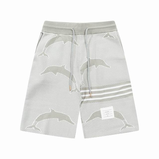 Thom Browne Ss新款针织短裤，定制面料采用威化布织法，提花针织工艺，版型紧致立体，4杠拼接，定制裤绳五金质感强，顺滑，上身舒适透气，凹凸有型的立体感
