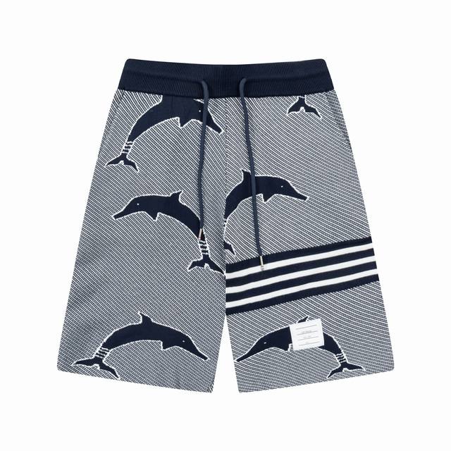 Thom Browne Ss新款针织短裤，定制面料采用威化布织法，提花针织工艺，版型紧致立体，4杠拼接，定制裤绳五金质感强，顺滑，上身舒适透气，凹凸有型的立体感