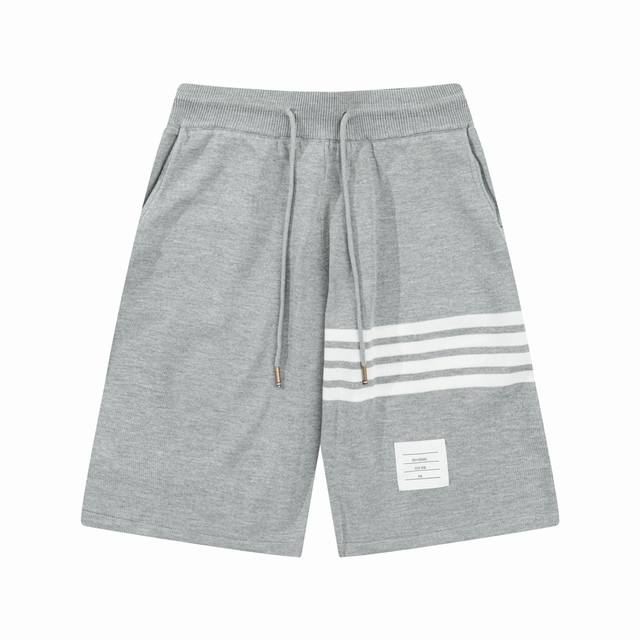 Thom Browne Ss新款针织短裤，定制面料采用威化布织法，提花针织工艺，版型紧致立体，4杠拼接，定制裤绳五金质感强，顺滑，上身舒适透气，凹凸有型的立体感