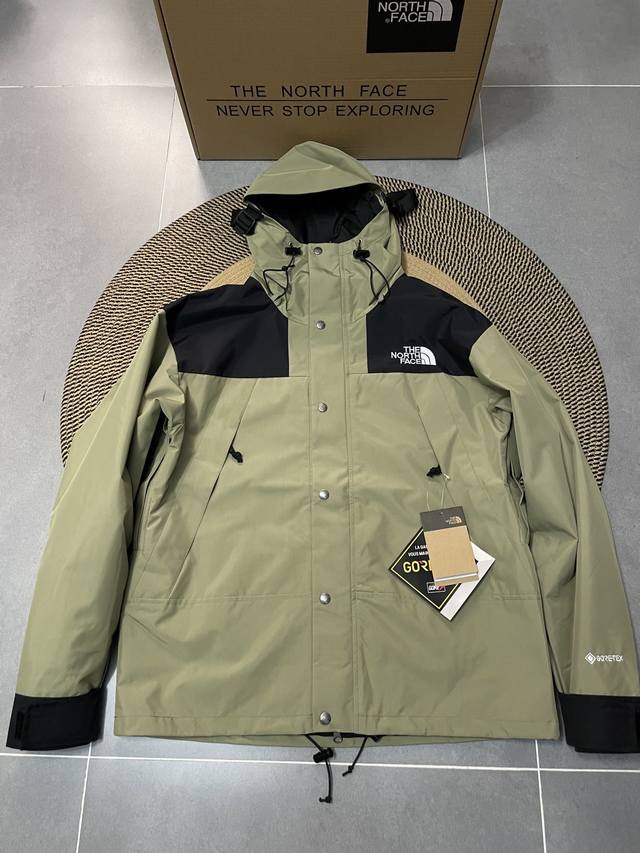 大货细节图 顶级复刻 军绿色 The North Face 北面 经典1 冲锋衣 顶级压胶版本 1、面料：采用戈尔公司2L双层Gore-Tex面料，面料表层做超
