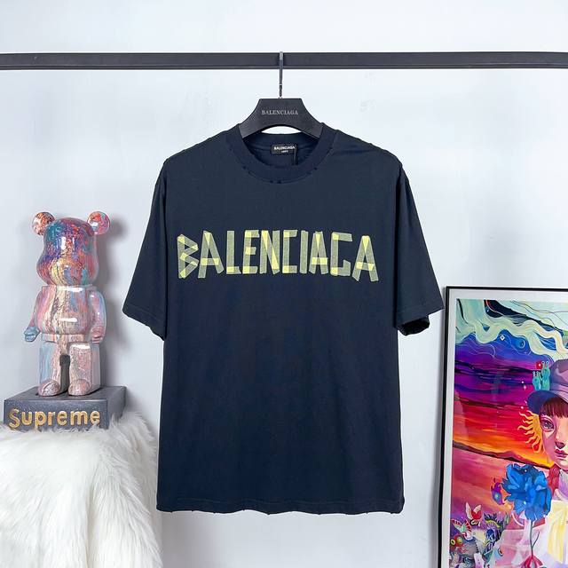 顶级版本 大货挂拍图 #巴黎23Ss黄胶带印花短袖# Balenci*Ga巴黎# 面料采用260G巴黎专用双纱*高克重1比1双纱罗纹 前后幅采用胶带拉浆印花工艺