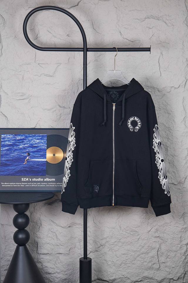 款号：M286 Chromehearts克罗心25早秋花臂马蹄连帽卫衣 梵文字母藤花十字马蹄连帽卫衣 面料采用440克纯棉毛圈配套螺纹 进口印花 原版定做 五金