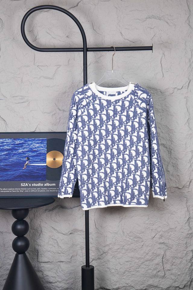 款号：M282 顶级复刻版本 Dior迪奥 24Fw 新款羊绒提花毛巾绣拉链长袖套头毛衣 采用白色混纺提花面料精心制作 通体饰以凸起的经典浅绿色Oblique