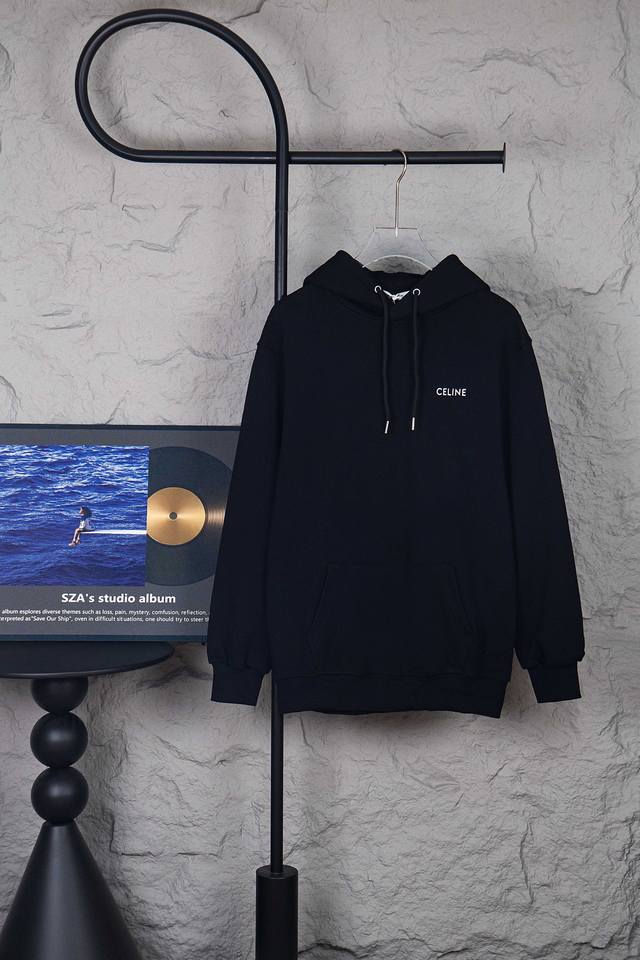款号：M262 Celine 赛琳 小字母印花基础款帽衫 Ce经典款属于凯旋门系列最火 最有气质 最百搭的一个，论设计，它算是卫衣中最常见的基础款 没有花俏的玩
