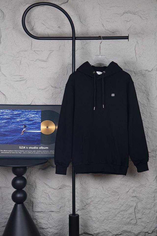 款号：M257 Celine 赛琳 凯旋门针织连帽卫衣 Ce经典款属于凯旋门系列最火 最有气质 最百搭的一个，论设计，它算是卫衣中最常见的基础款 没有花俏的玩法