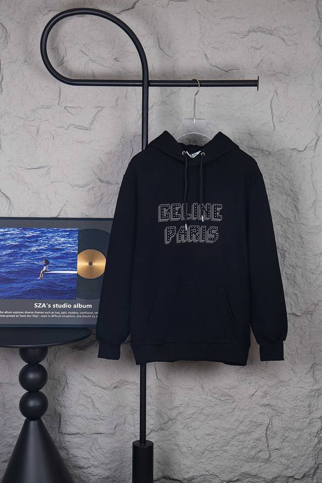 款号：M256 Celine赛琳Ce 24款 铆钉镶钻字母连帽卫衣 采用定制400克毛圏鱼鳞卫衣料26S单纱， 配套罗纹潮牌高品质21S 2*2罗纹， 触感柔软