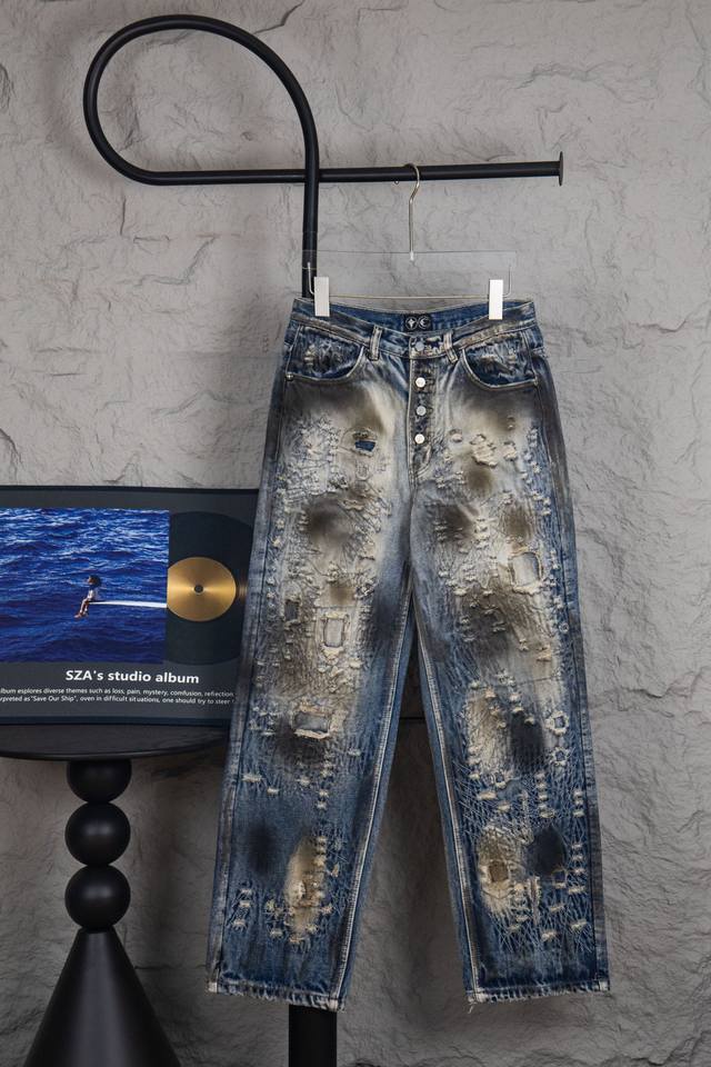 款号：M201 顶级Thug Club 废土风做旧磨脏乱线徽标破洞舒适合身长裤牛仔裤 男女同款 蓝色 做工：定制进口面料，此裤子封顶之作，总耗时4个月，裤子前幅