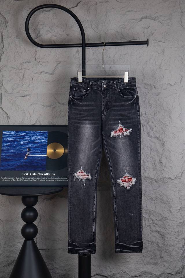 款号：M187 重磅Amiri破洞贴布牛仔裤高街修身牛仔裤做旧破洞高街修身牛仔裤长裤-顶级品质 简介： Amiri音译为埃米尔，是创始人的名字，Amiri的创始