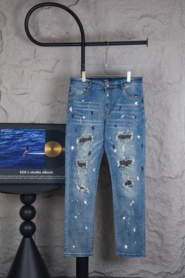 款号：M184 顶级版本 重磅Amiri破洞泼墨贴布牛仔裤高街修身牛仔裤做旧破洞高街修身牛仔裤长裤-顶级品质 简介： Amiri音译为埃米尔，是创始人的名字，A