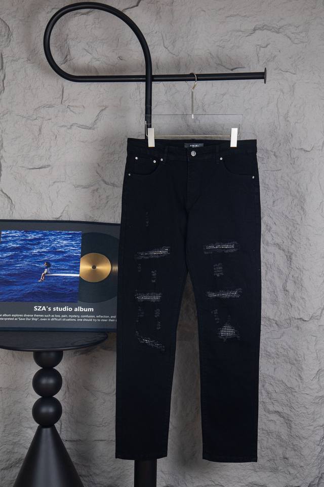 款号：M183 顶级版本 Amiri黑色破洞镶钻高街牛仔裤！ Amiri音译为埃米尔，是创始人的名字，Amiri的创始人Mike Amiri从小就在美国洛杉矶长