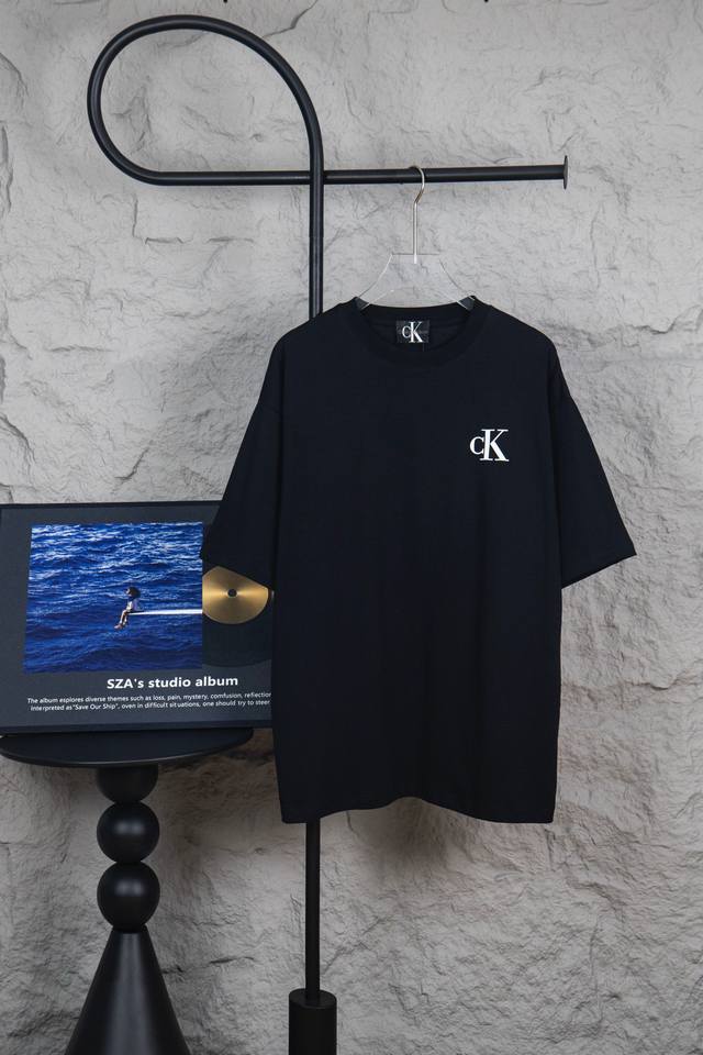 款号：M037 特价 不退换 Calvin Kleinck Ck 市面顶级版本 S圆领T恤 采用280克36支活性环保面料，同缸定织定染原版同色螺纹，高端大厂印