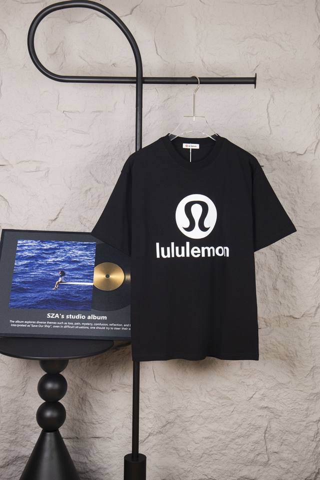 款号：M007 特价 不退换 新款 2025Ss字母标识限定烫银短袖男女款 露露今年太好看难以形容对它的喜爱 既有高级感又兼顾舒适度 烫银Logo很高级 一点儿