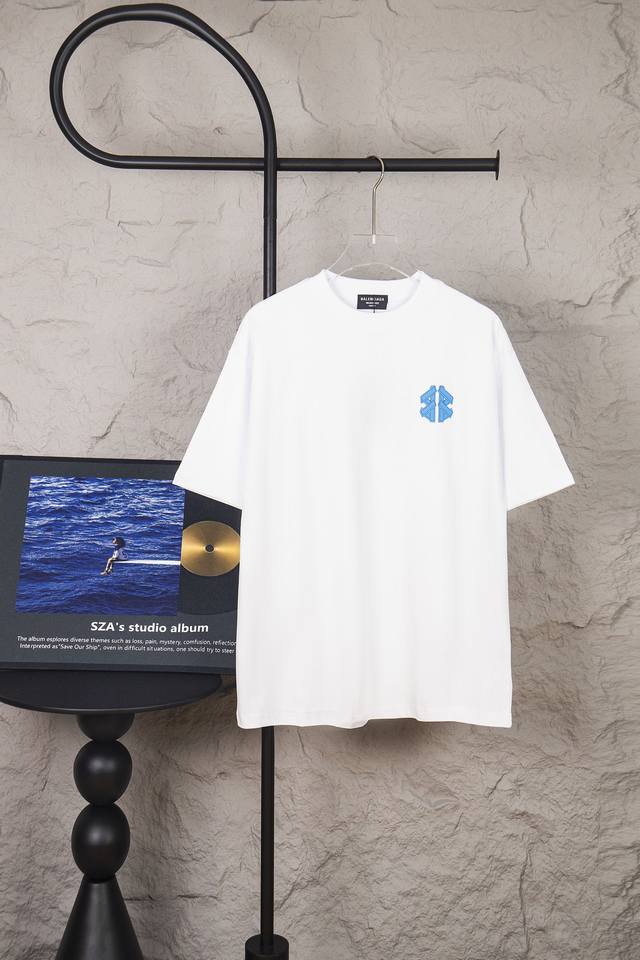 款号M035 特价 不退换 Balenciaga 巴黎世家2025S S圆领T恤 采用280克36支活性环保面料，同缸定织定染原版同色螺纹，印花采用弹力胶浆印花